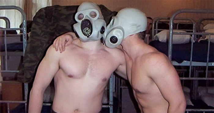 gas mask in sex/mask kink