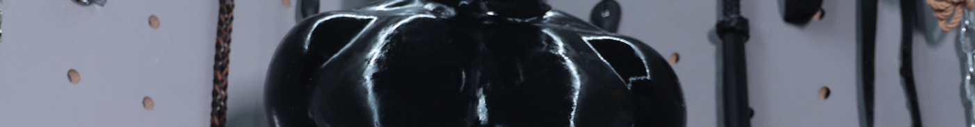 black-glossy-silicone-muscle-suit-green-heart-lock_01